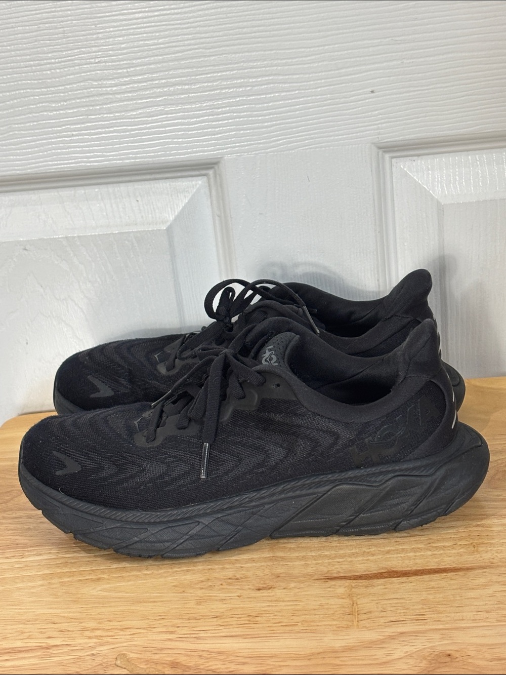 Hoka One One Wahari 6 All-Black Cushioned Running Shoes size 7 B